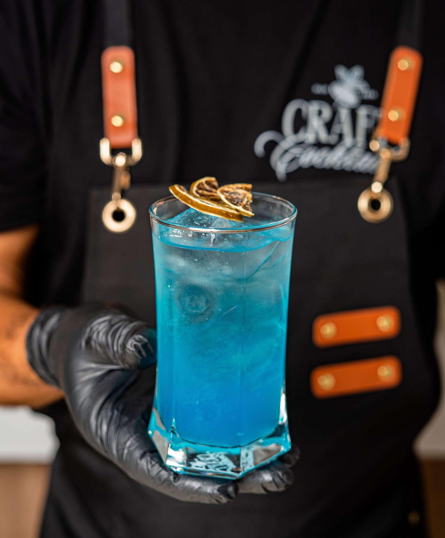 Bartender de Craft Cocktail preparando un cóctel de autor