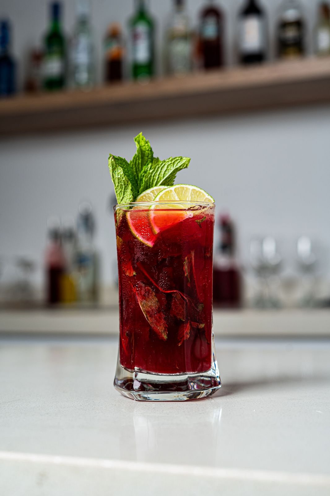 Cóctel rojo con toque de menta y lima