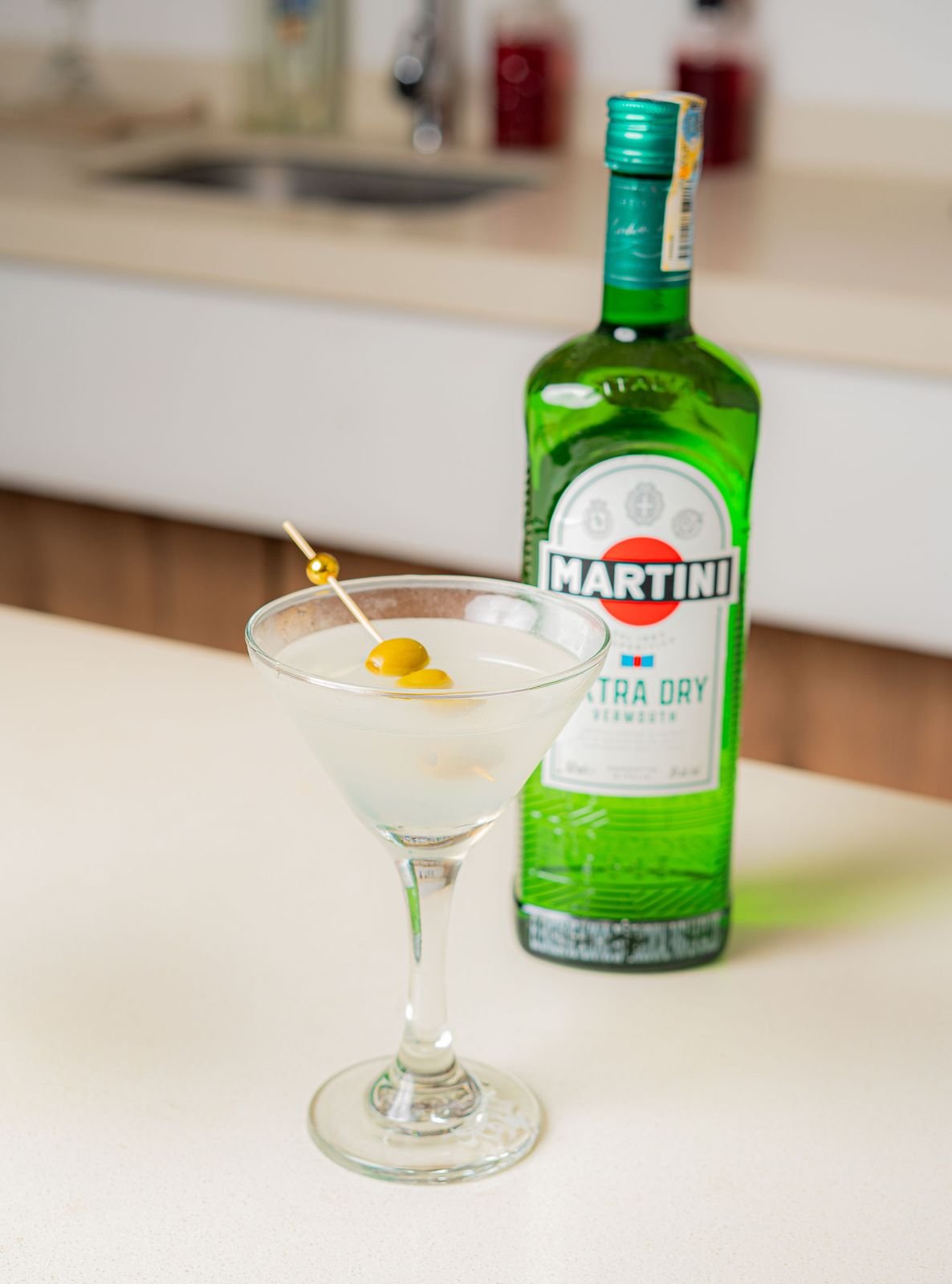 Martini clásico con aceituna
