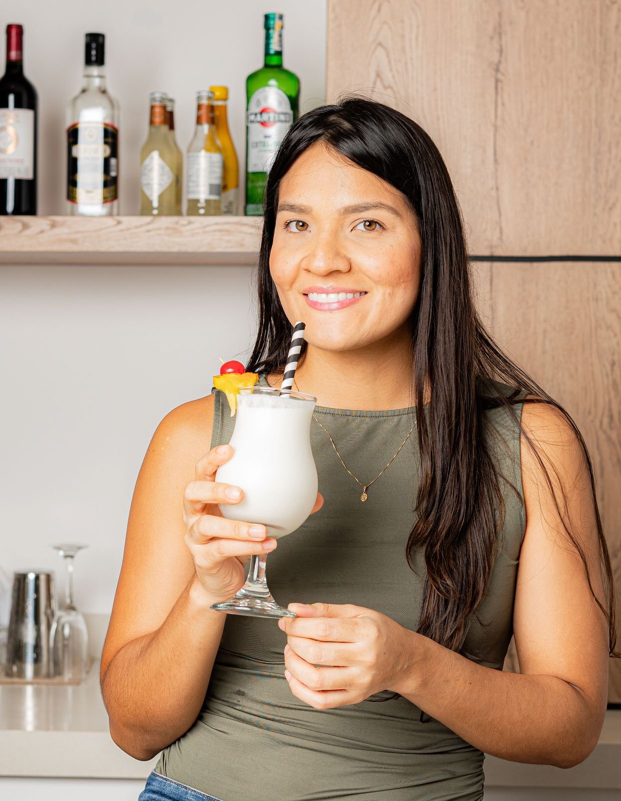 Invitada disfrutando una piña colada